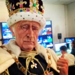 Raúl Pérez Instagram - The King Charles III en @elintermedio…que es como él llama al tiempo que ha esperado a ser coronado rey. Y es que @sanchezfernandezelisabeth es la REINA de las caracterizaciones👑❤️👏🏻👏🏻👏🏻 Y el estilismo a cargo de @pepa_garcia_vazquez es para ponerle un palacio🙌🏻❤️👏🏻👏🏻👏🏻