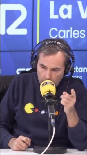 Raúl Pérez Instagram - No os lo váis a creer... pero Carlos Herrera de @cope_es ha visitado #TodoPorLaRadio🤣 para cantarnos su versión de ‘Vagabundo’ de @sebastianyatra 

🔊La imitación de @raulperez_76