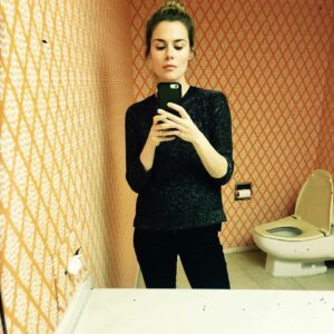 Rachael Taylor Instagram - Died and went to 60s bathroom heaven 🚽🍊