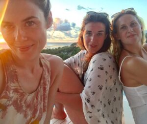 Rachael Taylor Instagram - Make new friends but keep the old, those are silver these are GOLD ! @limadeltaaaa @jamiesonmoore 🇫🇯👌🥂🎉🐳🦋#mymassiveheadblockingepicsunset 🙄