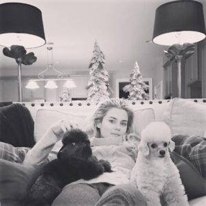 Rachael Taylor Instagram - Thanksgiving food coma but I got 2 x the poodle! 🐶🐶