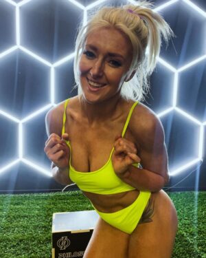 Rachel Kelvington Bostic Instagram - My weekends include lifting weights and protein shakes 🖤🤍

#Dallas #fit #fitness #fitnessmotivation #weekendworkout #weekendvibes #protienshakes