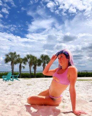 Rachel Kelvington Bostic Instagram - My flight home was canceled this morning, so I get a little extra time in the sand ☀️😁 I think I’m ok with this .

#flordia #sunshine #tampa #beach #beachbum