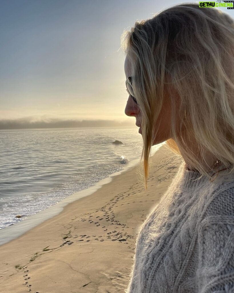 Rachel Roberts Instagram - Sweater weather. 💛 #buckmason Malibu, California