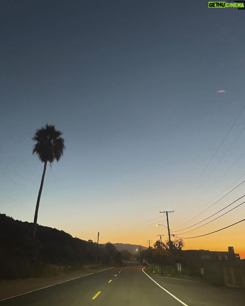 Rachel Roberts Instagram - Sundaze. 🩷🩷🩷#sunrise #soccermomlife