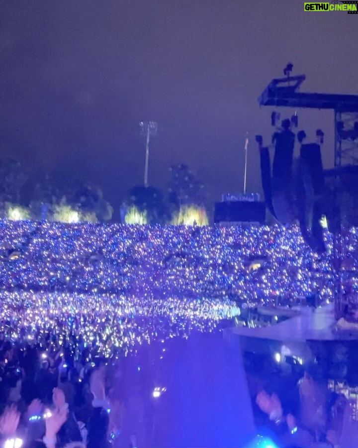 Rachel Roberts Instagram - Spoiler alert….if you are going to @coldplay go experience it before looking at this.💫🪐💥👽🛸🌈✨ Words can’t describe the feeling of unity with 60k other people all singing and dancing together. Thank you Coldplay and Chris Martin for the most incredible show!!! (@minianden you were missed 😘) Rose Bowl Stadium