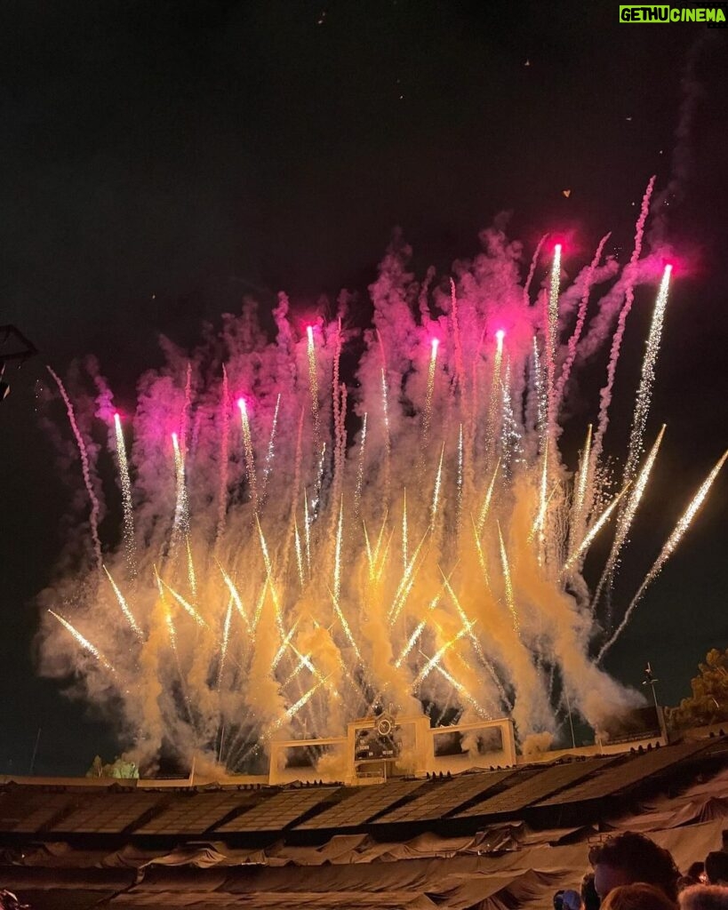 Rachel Roberts Instagram - Spoiler alert….if you are going to @coldplay go experience it before looking at this.💫🪐💥👽🛸🌈✨ Words can’t describe the feeling of unity with 60k other people all singing and dancing together. Thank you Coldplay and Chris Martin for the most incredible show!!! (@minianden you were missed 😘) Rose Bowl Stadium