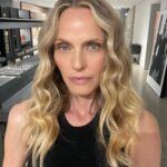 Rachel Roberts Instagram - Thank you to an amazing team for another beautiful day in Montreal. @taomeitao @julianaschiavinatto @paco_puertas @tsantarolakis and everyone at @maisonsimons ❤️🇨🇦❤️🇨🇦❤️ #youcantakethegirloutofcanada #homesweethome