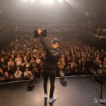 Rachid Badouri Instagram - 🌸 𝟭𝟬𝟬 𝟬𝟬𝟬 𝗠𝗘𝗥𝗖𝗜𝗦 🙏🏼 Plus de 100 000 billets vendus pour mon spectacle « Les Fleurs du Tapis » Merci à vous PUBLIC de feu pour cette touchante marque d'amour. ♥️ Sans vous, je jouerais devant mes plants de tomates et deux écureuils TDAH! BIG MERCI également à ma DREAMTEAM @koscene @zoolanglois @zemorissette @veroniquetrepanier79 @sylsav @chantalchandail @lacmath @alaure26 @elizdcote On continue cette belle folie ensemble. ♥️ Chokrane 🙏🏼