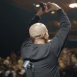 Rachid Badouri Instagram - 🌸 Cette vidéo de mes 5 soirs à @olympiamontreal en juin dernier, n’aurait JAMAIS été possible sans la vision exceptionnelle de ce génie @usef_nait des @productions_iceland_film Frère! Je serai éternellement honoré d'avoir été témoin de ton unique talent cinématographique! La tournée de mon spectacle Les fleurs du tapis se continue partout au Québec!🌸 RESPECT ✊🏼 à mes TALENTUEUSES premières parties lors de ces 5 soirs! Vous avez été grandioses! @jess.chartrand @hassouna_matata @oussamaoui @iloveeddyking @justin_morissettee @mike_beaudoin_ @jacobospian @emilekhoury @bigp4h @fadikod 🪘🔥♥️ @fannyIrobitaille 🙏🏼✊🏼 #NoIceWithoutLand🤞🏼