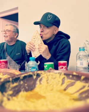 Rachid Badouri Instagram - .
Déjà 72h au Maroc🤩🇲🇦

#TournageAuMaroc🎥🇲🇦 #Docu @trinome_et_filles @felixtrep