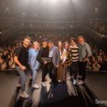 Rachid Badouri Instagram - 🌸 𝟭𝟬𝟬 𝟬𝟬𝟬 𝗠𝗘𝗥𝗖𝗜𝗦 🙏🏼 Plus de 100 000 billets vendus pour mon spectacle « Les Fleurs du Tapis » Merci à vous PUBLIC de feu pour cette touchante marque d'amour. ♥️ Sans vous, je jouerais devant mes plants de tomates et deux écureuils TDAH! BIG MERCI également à ma DREAMTEAM @koscene @zoolanglois @zemorissette @veroniquetrepanier79 @sylsav @chantalchandail @lacmath @alaure26 @elizdcote On continue cette belle folie ensemble. ♥️ Chokrane 🙏🏼