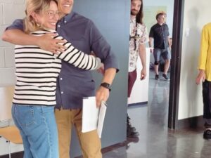 Rachid Badouri Instagram - .
Trois saisons de pur bonheur avec une équipe de rêve🤩! MERCI @creafab2018 de m'avoir fait confiance pour jouer Salim! MERCI @mariealabbe d'avoir rendu ce personnage si attachant et drôle malgré lui! MERCI Magalie, Fabiola, Mikhaïl, Isabelle et Stéphane de m'avoir permis ces beaux échanges de jeu! MERCI de m'avoir traité comme un grand dans votre cour du 7e art! Vous voir tous à l'œuvre m'intimidait... Mais m'inspirait encore plus!
Yasmiiiiiine! Chu ton Salim 4ever Sista😍
Patrice, ton incroyable talent de réal, ta patience de Jedi et ta grande écoute, ont rendu cette expérience encore plus mémorable! SHOWBIZZZ mon gars✊🏼 Mention spéciale 
@claudia_gosselin @penelope.hawkins 🙏🏼

Tout cette belle aventure est disponible sur @icitoutv Allez voir ce beau petit bijou de série télé! 
À tous ceux et celles qui ont travaillé de proche ou de loin sur cette série, MERCI🙏🏼
@sansrendezvous ♥️