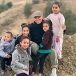 Rachid Badouri Instagram - 🇲🇦 Maroc 🎥Jour 2 "FAMILIA♥️" "𝙇𝙚 𝙗𝙤𝙣𝙝𝙚𝙪𝙧 𝙚𝙨𝙩 𝙪𝙣𝙚 â𝙢𝙚 𝙥𝙪𝙧𝙚 𝙚𝙩 𝙞𝙣𝙣𝙤𝙘𝙚𝙣𝙩𝙚, 𝙪𝙣𝙚 â𝙢𝙚 𝙙'𝙚𝙣𝙛𝙖𝙣𝙩" #RetourAuxSources🇲🇦♥️ #VillageDePapa #Hadria #Docu @trinome_et_filles 🙏🏼 Hadria, Taza, Morocco