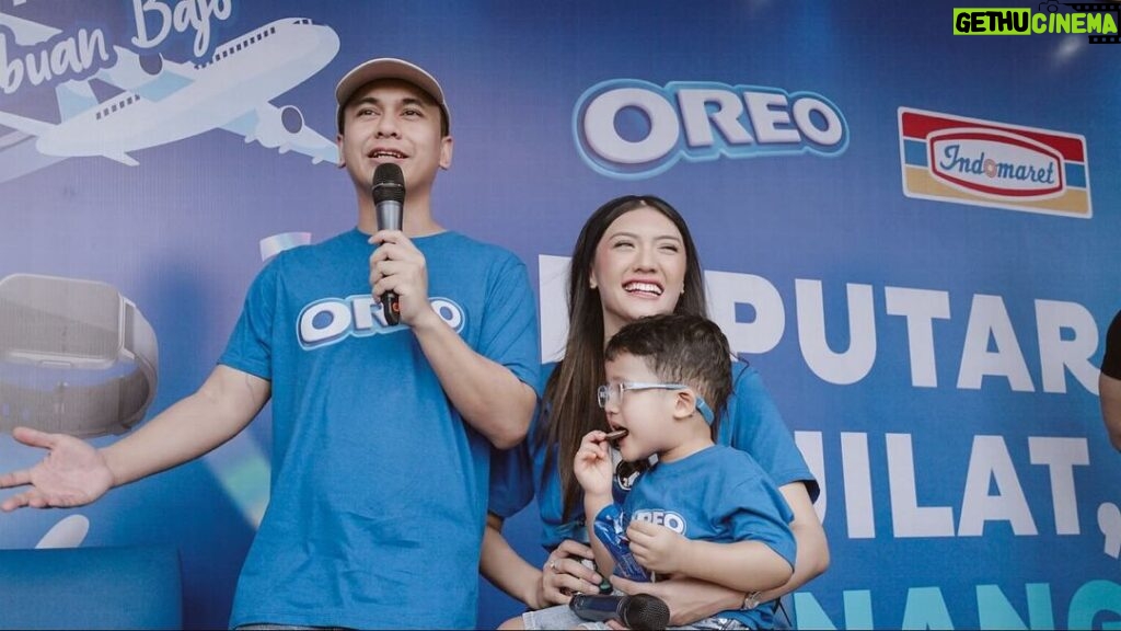 Raditya Dika Instagram - Weekend kemarin gue, @anissaaziza , dan Aksa main ke Indomaret buat event meet and greet dari @oreo_indonesia . Seru banget bisa ngobrol dan ketemu sama kalian. Jadikan juga momen playful bareng keluargamu dengan OREO !! #OreoStayPlayful #Indomaret