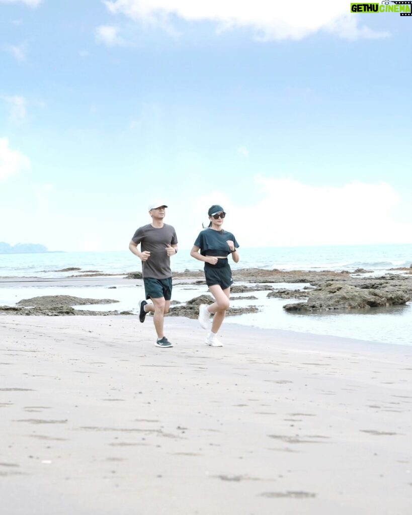 Raditya Dika Instagram - Lari sore di pinggir pantai. 😁 Anyer Beach