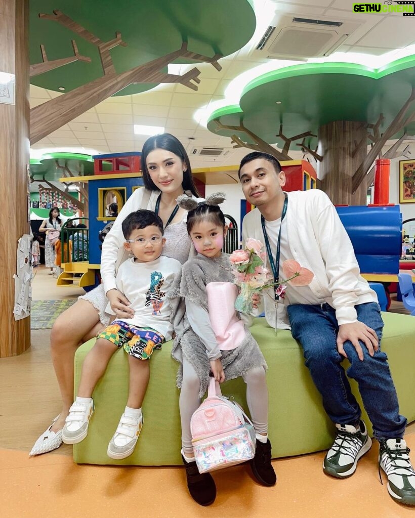 Raditya Dika Instagram - Inget bgt Alea baru pindah dan officially masuk sekolah baru di bulan Agustus. Tiba2 dapet kabar kalo level preschool sampai Year 6 akan tampil di acara Madagascar A Musical Adventure Jr. di bulan September ini. Seneng sekaligus deg2an karena kami gatau apakah Alea sudah bisa berbaur dengan teman2nya disekolah / tidak. Betah gak ya dilingkungan barunya? Apa 1 bulan latihan cukup buat bisa tampil percaya diri di shownya nanti walaupun semuanya msh asing? Surprisingly di hari H show, kami bangga sekali liat perfome Alea & teman2. Standing applause buat all the coaches and the teachers untuk semua usahanya sebulan ini. Bener2 all out, gak ada yg nangis / diem2 aja. Semua enjoy the show! Kita happy sekali. Thankyou Alea! U did it! Km berhasil bikin kita yakin kalo km baik2 aja dengan semua perubahan ini. We love you nak🤍👏🏼