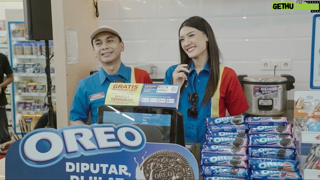 Raditya Dika Instagram - Weekend kemarin gue, @anissaaziza , dan Aksa main ke Indomaret buat event meet and greet dari @oreo_indonesia . Seru banget bisa ngobrol dan ketemu sama kalian. Jadikan juga momen playful bareng keluargamu dengan OREO !! #OreoStayPlayful #Indomaret