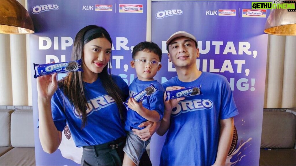 Raditya Dika Instagram - Weekend kemarin gue, @anissaaziza , dan Aksa main ke Indomaret buat event meet and greet dari @oreo_indonesia . Seru banget bisa ngobrol dan ketemu sama kalian. Jadikan juga momen playful bareng keluargamu dengan OREO !! #OreoStayPlayful #Indomaret