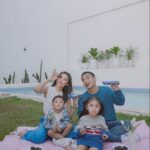 Raditya Dika Instagram – Di tengah kesibukan yang mengharuskan gue keluar rumah untuk syuting atau stand up comedy, hanya @oreo_indonesia yang bisa membuat gue seru-seruan kumpul dengan keluarga. Kalian juga bisa berkesempatan ketemu gue dan menangin hadiah lainnya.

Caranya:
– Beli 1 pcs Oreo 119.6g varian apa saja di @indomaret / @klikindomaret dan gunakan aplikasi Indomaret Poinku
– Tukarkan stamp di aplikasi Poinku dengan kupon undian 1 Oreo Slug 119.6g = 1 Stamp
– Dapatkan kesempatan untuk menang hadiah-hadiah menarik yang akan diundi setiap minggu
– Periode: 1 – 30 September 2023

Kita akan ketemu di Indomaret. Ada yang bisa tebak Indomaret mana nggak?
Ayoo siapa yang bisa tebak??
#OreoStayPlayful #Indomaret