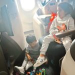 Raditya Dika Instagram – Ketika bapaknya berangkat dari Jogja, sementara anak-istri dari Jakarta. Ketemunya di Bali. 😅