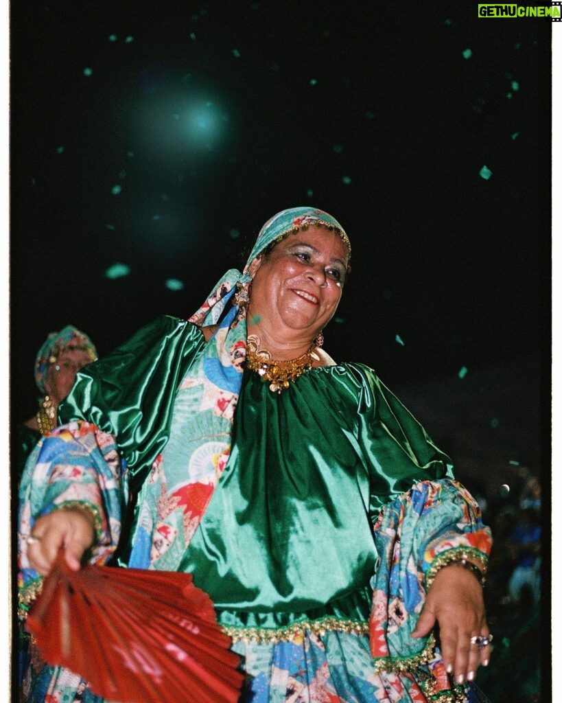 Rafa Kalimann Instagram - “Um feixe de luz riscou o chão da cidade do samba. Ergueu os braços, cantou bem alto, bateu palmas e reverenciou a escola. De abraço em abraço, cada retrato virou memória de uma história que acabou de começar. Respirou fundo e olhou pro céu, num movimento de quem fazia uma oração. Tudo ao seu redor pareceu pausar. Segundos profundos de conexão. Foi de arrepiar. Até que o som do apito ecoou. A batida do leque foi o sinal: vamos ala 3, estou aqui por vocês. Era como se reconhecesse aquele lugar. E o coro do samba a conduziu madrugada a dentro. Entre aplausos, gritos e sorrisos, fazia o que era possível para se juntar aos seus companheiros de agremiação. Abram alas para a musa em seu primeiro ensaio de rua. Samba menina! Não se preocupa que os passos firmes o tempo ensina. Deixa a emoção te levar. Ela sabe o caminho que você tem que trilhar. O importante mesmo você já tem, o sentimento de pertencer, aquele desejo de fazer acontecer. Tudo aquilo que é só seu, entende? O povo sente, a energia não mente. E a sua já pulsa cadenciada à batida da percussão. Sorri, se diverte e entoa a canção. Bate no peito, com todo o respeito de quem sabe o que faz ali. A sorte está virada pra lua, mas uma estrela recém chegou em Ramos para compor o desfile. Alô Imperatriz! já clareou! Como Milton Cunha mesmo diz, ela chegou.” Texto de @annathiciane que acompanhou esse momento pra eterniza-lo para Rafa. Rio de Janeiro, Rio de Janeiro