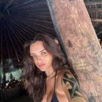 Rafa Kalimann Instagram - Caraíva lavou minha alma (literalmente), profundo e espiritual como é Bahia. eu mergulho na sua grandeza e me deixo ser sempre que posso. sou feliz ali e sinto que isso diz muito sobre mim. fui de encontro comigo e floresci em poucos dias. até breve, espero. Caraíva, Bahia.
