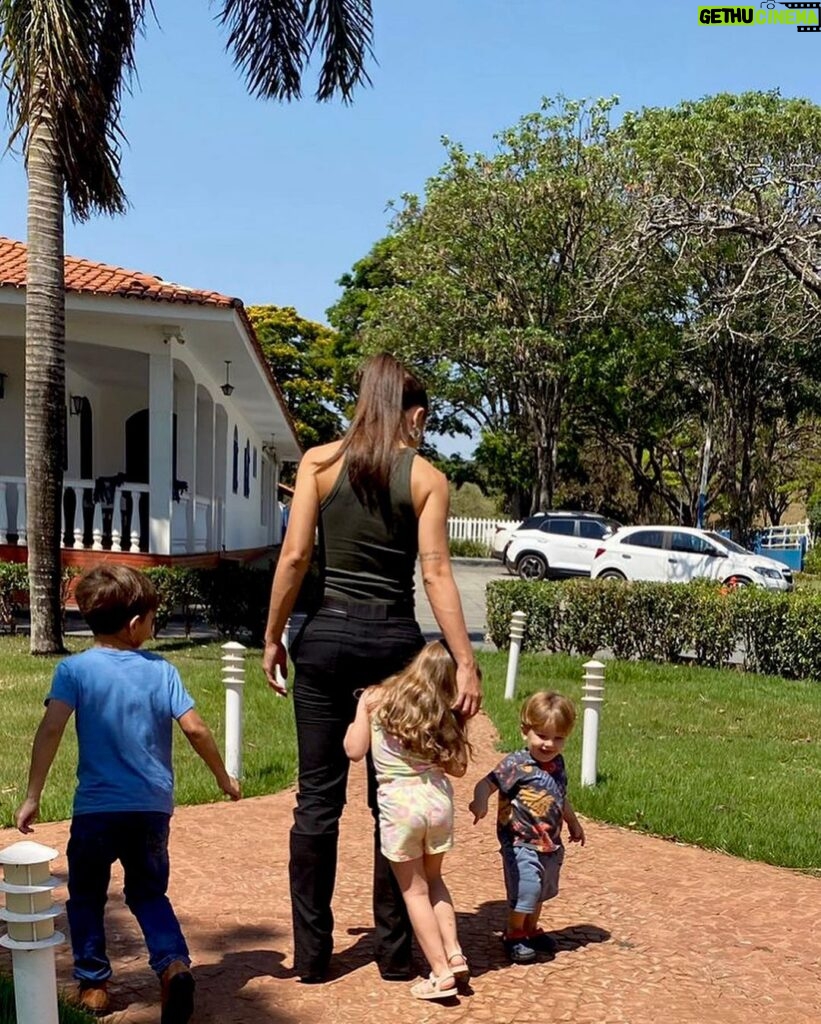 Rafa Kalimann Instagram - vim pra minas curtir minha família. tirei o dia pra ir pra fazenda com meus pequenos, primeira vez que o Gabriel anda a cavalo e como alegra meu coração poder estar em momentos assim com eles. minha melhor versão é essa aqui. 🫶🏻 interior, sobrinhos, meu pai, família comigo, natureza.. (e pão-de-queijo) Minas Gerais