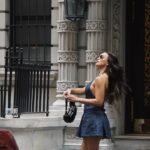 Rafa Kalimann Instagram - a foto turística sozinha consiste em: - achar um apoio com luz boa - limpar a lente antes de começar - coloca pra disparar enquanto se vê no seu melhor ângulo - com um Starbucks na mão (não sei porque) - confiar nas 400 fotos pra escolher 1 - torcer pra um amigo que poderia estar poupando esse trabalho não estar te vigiando do outro lado da rua 🤡😂 @eusebiomendonca NYC