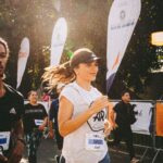 Rafa Kalimann Instagram - hoje fiz algo pela primeira vez. me falaram que se eu corresse a primeira vez eu iria me apaixonar e entendi perfeitamente o motivo. se você já participou de uma maratona vai entender também, né? 🥹 contei pra vocês que essa fase da minha vida tem sido de abraçar novos desafios e isso tem me feito sentir mais viva e entusiasmada. aceitei o desafio da @adidasbrasil pra experimentar da energia surreal da @maratonadoriooficial e com dei razão pra quem me falou sobre se apaixonar, foi uma experiência TÃO LEGAL! e o máximo é que tudo faz ser: a energia, as pessoas, a motivação, a superação, o Rio de Janeiro nos dando um cartão de visita a cada passada (que bom que comecei aqui). quero me preparar pra correr percursos mais longos e ir além. comecei hoje com 5k e desejo que seja só um primeiro passo. esse processo, mesmo começando aos poucos, é uma delícia. obrigada @adidasbrasil 🫶🏻 ainda anestesiada com o que vivi com vocês hoje. valeu pela companhia meu amigo e preparador @eu.zeus e você, qual foi a última vez que fez algo pela primeira vez? Maratona Do Rio