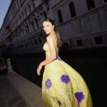 Rafa Kalimann Instagram - Ciao, Veneza! ✨ Da minha passagem pelo tapete vermelho do Festival de Veneza aos momentos incríveis pela cidade mais romântica e charmosa que já passei, dividi com a @glamourbrasil todos os destaques da minha viagem pela cidade. E a emoção de usar esse vestidos assinados por Gianni Versace (como esse de 1988) que foi desfilado por Marpessa Hennink e Christy Turlington?! Foi muito especial ter feito essas escolhas para além da beleza de cada peça, mas também pela história e o que elas trazem. No site da Glamour, você confere o papo completo! #venezia80 photos @crisvidalph styling @carololiveira_____ Venice, Italy