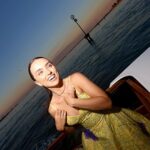 Rafa Kalimann Instagram - Ciao, Veneza! ✨ Da minha passagem pelo tapete vermelho do Festival de Veneza aos momentos incríveis pela cidade mais romântica e charmosa que já passei, dividi com a @glamourbrasil todos os destaques da minha viagem pela cidade. E a emoção de usar esse vestidos assinados por Gianni Versace (como esse de 1988) que foi desfilado por Marpessa Hennink e Christy Turlington?! Foi muito especial ter feito essas escolhas para além da beleza de cada peça, mas também pela história e o que elas trazem. No site da Glamour, você confere o papo completo! #venezia80 photos @crisvidalph styling @carololiveira_____ Venice, Italy