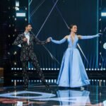 Rafa Kalimann Instagram - DESABAFO SOBRE O DANÇA: Acredito que somos o que fazemos o outro sentir, esse é o legado. Sinto que ontem deixei um precioso. Busco dar meu melhor pra deixar algo que possa ser transformador pra alguém, desde um pequeno gesto até uma grande conquista. Quando aceitei esse desafio percebi que eu poderia ser incentivo pro outro pra mesma profunda transformação que vinha tendo, e foi aí que eu agarrei pra valer e me joguei de cara. Vivi um processo de evolução junto com vocês, acionei minha persistência, peguei nas mãos da minha vulnerabilidade e fui com ela encarar esse desafio (!!) mesmo sabendo que os julgamentos tolos viriam e que seria uma semana de cada vez (e a graça estava aí). Chegamos na noite de ontem, dois ritmos, difíceis, precisos e que não tinham sido acessados por mim antes. 1 semana de ensaio pra aprendê-los, duas coreografias lindas, tensão, disciplina, repetição, expectativas, muitos torcendo pra tudo dar certo, muitos desejando uma queda, e eu só querendo ser minha melhor versão, ser melhor que na semana anterior. Colocar tudo isso em equilíbrio na mente pra permitir que o corpo trabalhe bem. (Outro desafio!!) Lutei com minha saúde mental, agenda lotada, diagnóstico de endometriose no meio do caminho, torção dolorosa no pé no último ensaio e tantas coisas que eu provavelmente murmuraria e colocaria uma lupa, mas que ganharam fortalecimento aqui. Cheguei ontem agradecendo a Deus pela trajetória, por eu não ter desistido de continuar tentando, por estar me superando. Entrei pro samba “entregue” pra me divertir e celebrar essa experiência, pra sentir pulsar a emoção, olhei em volta, apreciei ser a última apresentação, notei cada detalhe e agradeci. Aplaudi minhas parceiras com felicidade, com entusiasmo, elas me inspiraram muito nisso. A dança me presenteou com a chance de falar pra vocês: O céu é o limite!! Ouse-se e seja corajoso. Tenha fé na vida e busque sua melhor versão compulsivamente. E principalmente, confie nos planos de Deus. A vida vai te dar um agrado com um sorriso e um coração quentinho. Obrigada por terem torcido e vibrado TANTO, pelas mensagens. (Continua..)