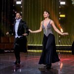 Rafa Kalimann Instagram - DESABAFO SOBRE O DANÇA: Acredito que somos o que fazemos o outro sentir, esse é o legado. Sinto que ontem deixei um precioso. Busco dar meu melhor pra deixar algo que possa ser transformador pra alguém, desde um pequeno gesto até uma grande conquista. Quando aceitei esse desafio percebi que eu poderia ser incentivo pro outro pra mesma profunda transformação que vinha tendo, e foi aí que eu agarrei pra valer e me joguei de cara. Vivi um processo de evolução junto com vocês, acionei minha persistência, peguei nas mãos da minha vulnerabilidade e fui com ela encarar esse desafio (!!) mesmo sabendo que os julgamentos tolos viriam e que seria uma semana de cada vez (e a graça estava aí). Chegamos na noite de ontem, dois ritmos, difíceis, precisos e que não tinham sido acessados por mim antes. 1 semana de ensaio pra aprendê-los, duas coreografias lindas, tensão, disciplina, repetição, expectativas, muitos torcendo pra tudo dar certo, muitos desejando uma queda, e eu só querendo ser minha melhor versão, ser melhor que na semana anterior. Colocar tudo isso em equilíbrio na mente pra permitir que o corpo trabalhe bem. (Outro desafio!!) Lutei com minha saúde mental, agenda lotada, diagnóstico de endometriose no meio do caminho, torção dolorosa no pé no último ensaio e tantas coisas que eu provavelmente murmuraria e colocaria uma lupa, mas que ganharam fortalecimento aqui. Cheguei ontem agradecendo a Deus pela trajetória, por eu não ter desistido de continuar tentando, por estar me superando. Entrei pro samba “entregue” pra me divertir e celebrar essa experiência, pra sentir pulsar a emoção, olhei em volta, apreciei ser a última apresentação, notei cada detalhe e agradeci. Aplaudi minhas parceiras com felicidade, com entusiasmo, elas me inspiraram muito nisso. A dança me presenteou com a chance de falar pra vocês: O céu é o limite!! Ouse-se e seja corajoso. Tenha fé na vida e busque sua melhor versão compulsivamente. E principalmente, confie nos planos de Deus. A vida vai te dar um agrado com um sorriso e um coração quentinho. Obrigada por terem torcido e vibrado TANTO, pelas mensagens. (Continua..)