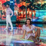 Rafa Kalimann Instagram - DESABAFO SOBRE O DANÇA: Acredito que somos o que fazemos o outro sentir, esse é o legado. Sinto que ontem deixei um precioso. Busco dar meu melhor pra deixar algo que possa ser transformador pra alguém, desde um pequeno gesto até uma grande conquista. Quando aceitei esse desafio percebi que eu poderia ser incentivo pro outro pra mesma profunda transformação que vinha tendo, e foi aí que eu agarrei pra valer e me joguei de cara. Vivi um processo de evolução junto com vocês, acionei minha persistência, peguei nas mãos da minha vulnerabilidade e fui com ela encarar esse desafio (!!) mesmo sabendo que os julgamentos tolos viriam e que seria uma semana de cada vez (e a graça estava aí). Chegamos na noite de ontem, dois ritmos, difíceis, precisos e que não tinham sido acessados por mim antes. 1 semana de ensaio pra aprendê-los, duas coreografias lindas, tensão, disciplina, repetição, expectativas, muitos torcendo pra tudo dar certo, muitos desejando uma queda, e eu só querendo ser minha melhor versão, ser melhor que na semana anterior. Colocar tudo isso em equilíbrio na mente pra permitir que o corpo trabalhe bem. (Outro desafio!!) Lutei com minha saúde mental, agenda lotada, diagnóstico de endometriose no meio do caminho, torção dolorosa no pé no último ensaio e tantas coisas que eu provavelmente murmuraria e colocaria uma lupa, mas que ganharam fortalecimento aqui. Cheguei ontem agradecendo a Deus pela trajetória, por eu não ter desistido de continuar tentando, por estar me superando. Entrei pro samba “entregue” pra me divertir e celebrar essa experiência, pra sentir pulsar a emoção, olhei em volta, apreciei ser a última apresentação, notei cada detalhe e agradeci. Aplaudi minhas parceiras com felicidade, com entusiasmo, elas me inspiraram muito nisso. A dança me presenteou com a chance de falar pra vocês: O céu é o limite!! Ouse-se e seja corajoso. Tenha fé na vida e busque sua melhor versão compulsivamente. E principalmente, confie nos planos de Deus. A vida vai te dar um agrado com um sorriso e um coração quentinho. Obrigada por terem torcido e vibrado TANTO, pelas mensagens. (Continua..)