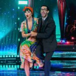 Rafa Kalimann Instagram - DESABAFO SOBRE O DANÇA: Acredito que somos o que fazemos o outro sentir, esse é o legado. Sinto que ontem deixei um precioso. Busco dar meu melhor pra deixar algo que possa ser transformador pra alguém, desde um pequeno gesto até uma grande conquista. Quando aceitei esse desafio percebi que eu poderia ser incentivo pro outro pra mesma profunda transformação que vinha tendo, e foi aí que eu agarrei pra valer e me joguei de cara. Vivi um processo de evolução junto com vocês, acionei minha persistência, peguei nas mãos da minha vulnerabilidade e fui com ela encarar esse desafio (!!) mesmo sabendo que os julgamentos tolos viriam e que seria uma semana de cada vez (e a graça estava aí). Chegamos na noite de ontem, dois ritmos, difíceis, precisos e que não tinham sido acessados por mim antes. 1 semana de ensaio pra aprendê-los, duas coreografias lindas, tensão, disciplina, repetição, expectativas, muitos torcendo pra tudo dar certo, muitos desejando uma queda, e eu só querendo ser minha melhor versão, ser melhor que na semana anterior. Colocar tudo isso em equilíbrio na mente pra permitir que o corpo trabalhe bem. (Outro desafio!!) Lutei com minha saúde mental, agenda lotada, diagnóstico de endometriose no meio do caminho, torção dolorosa no pé no último ensaio e tantas coisas que eu provavelmente murmuraria e colocaria uma lupa, mas que ganharam fortalecimento aqui. Cheguei ontem agradecendo a Deus pela trajetória, por eu não ter desistido de continuar tentando, por estar me superando. Entrei pro samba “entregue” pra me divertir e celebrar essa experiência, pra sentir pulsar a emoção, olhei em volta, apreciei ser a última apresentação, notei cada detalhe e agradeci. Aplaudi minhas parceiras com felicidade, com entusiasmo, elas me inspiraram muito nisso. A dança me presenteou com a chance de falar pra vocês: O céu é o limite!! Ouse-se e seja corajoso. Tenha fé na vida e busque sua melhor versão compulsivamente. E principalmente, confie nos planos de Deus. A vida vai te dar um agrado com um sorriso e um coração quentinho. Obrigada por terem torcido e vibrado TANTO, pelas mensagens. (Continua..)