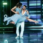 Rafa Kalimann Instagram - DESABAFO SOBRE O DANÇA: Acredito que somos o que fazemos o outro sentir, esse é o legado. Sinto que ontem deixei um precioso. Busco dar meu melhor pra deixar algo que possa ser transformador pra alguém, desde um pequeno gesto até uma grande conquista. Quando aceitei esse desafio percebi que eu poderia ser incentivo pro outro pra mesma profunda transformação que vinha tendo, e foi aí que eu agarrei pra valer e me joguei de cara. Vivi um processo de evolução junto com vocês, acionei minha persistência, peguei nas mãos da minha vulnerabilidade e fui com ela encarar esse desafio (!!) mesmo sabendo que os julgamentos tolos viriam e que seria uma semana de cada vez (e a graça estava aí). Chegamos na noite de ontem, dois ritmos, difíceis, precisos e que não tinham sido acessados por mim antes. 1 semana de ensaio pra aprendê-los, duas coreografias lindas, tensão, disciplina, repetição, expectativas, muitos torcendo pra tudo dar certo, muitos desejando uma queda, e eu só querendo ser minha melhor versão, ser melhor que na semana anterior. Colocar tudo isso em equilíbrio na mente pra permitir que o corpo trabalhe bem. (Outro desafio!!) Lutei com minha saúde mental, agenda lotada, diagnóstico de endometriose no meio do caminho, torção dolorosa no pé no último ensaio e tantas coisas que eu provavelmente murmuraria e colocaria uma lupa, mas que ganharam fortalecimento aqui. Cheguei ontem agradecendo a Deus pela trajetória, por eu não ter desistido de continuar tentando, por estar me superando. Entrei pro samba “entregue” pra me divertir e celebrar essa experiência, pra sentir pulsar a emoção, olhei em volta, apreciei ser a última apresentação, notei cada detalhe e agradeci. Aplaudi minhas parceiras com felicidade, com entusiasmo, elas me inspiraram muito nisso. A dança me presenteou com a chance de falar pra vocês: O céu é o limite!! Ouse-se e seja corajoso. Tenha fé na vida e busque sua melhor versão compulsivamente. E principalmente, confie nos planos de Deus. A vida vai te dar um agrado com um sorriso e um coração quentinho. Obrigada por terem torcido e vibrado TANTO, pelas mensagens. (Continua..)