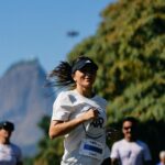 Rafa Kalimann Instagram - hoje fiz algo pela primeira vez. me falaram que se eu corresse a primeira vez eu iria me apaixonar e entendi perfeitamente o motivo. se você já participou de uma maratona vai entender também, né? 🥹 contei pra vocês que essa fase da minha vida tem sido de abraçar novos desafios e isso tem me feito sentir mais viva e entusiasmada. aceitei o desafio da @adidasbrasil pra experimentar da energia surreal da @maratonadoriooficial e com dei razão pra quem me falou sobre se apaixonar, foi uma experiência TÃO LEGAL! e o máximo é que tudo faz ser: a energia, as pessoas, a motivação, a superação, o Rio de Janeiro nos dando um cartão de visita a cada passada (que bom que comecei aqui). quero me preparar pra correr percursos mais longos e ir além. comecei hoje com 5k e desejo que seja só um primeiro passo. esse processo, mesmo começando aos poucos, é uma delícia. obrigada @adidasbrasil 🫶🏻 ainda anestesiada com o que vivi com vocês hoje. valeu pela companhia meu amigo e preparador @eu.zeus e você, qual foi a última vez que fez algo pela primeira vez? Maratona Do Rio