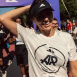 Rafa Kalimann Instagram - hoje fiz algo pela primeira vez. me falaram que se eu corresse a primeira vez eu iria me apaixonar e entendi perfeitamente o motivo. se você já participou de uma maratona vai entender também, né? 🥹 contei pra vocês que essa fase da minha vida tem sido de abraçar novos desafios e isso tem me feito sentir mais viva e entusiasmada. aceitei o desafio da @adidasbrasil pra experimentar da energia surreal da @maratonadoriooficial e com dei razão pra quem me falou sobre se apaixonar, foi uma experiência TÃO LEGAL! e o máximo é que tudo faz ser: a energia, as pessoas, a motivação, a superação, o Rio de Janeiro nos dando um cartão de visita a cada passada (que bom que comecei aqui). quero me preparar pra correr percursos mais longos e ir além. comecei hoje com 5k e desejo que seja só um primeiro passo. esse processo, mesmo começando aos poucos, é uma delícia. obrigada @adidasbrasil 🫶🏻 ainda anestesiada com o que vivi com vocês hoje. valeu pela companhia meu amigo e preparador @eu.zeus e você, qual foi a última vez que fez algo pela primeira vez? Maratona Do Rio