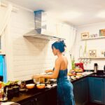 Rafa Kalimann Instagram - Como tá sendo o feriado aí? aqui fiz almoço em casa, matei saudade das amigas, descanso, música brasileira, vinho, paella, sorvete, cachorros, um chapéu divertido que eu queria muito usar, filme e chamego 🫶🏻