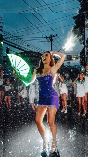 Rafa Kalimann Instagram - hoje nosso último ensaio de rua foi ainda mais especial. essa chuva veio lavar tudooo, que energia! me emocionei. 💚🕊️ @imperatrizleopoldinenseoficial