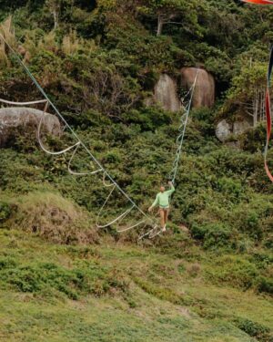 Rafael Bridi Instagram - Um pouco da ação de ontem nesse paraíso que é a Praia do Gravatá

Os momentos de prática de Highline junto aos amigos imerso na natureza não tem igual. O dia de ontem começou cedo, repleto de tons de cinza, passando por um sol tímido entre as nuvens e na sequência um vento forte de nordeste apimentando o caminhar e a dança do equilíbrio

Sempre muito bom caminhar ao lado da minha companheira de vida e aventuras @isadorasd e ainda de quebra receber esses registros irados do @andreippires

E uma aventura a prova de tudo não é completa sem a companhia da @columbiabrasil

#travelstoke #santacatarina #floripa #lonelyplanet #ilhadamagia #exploremore #viajandosc #floripando #viversc #santaebelacatarina #turismonosul #picosdefloripa  #aprovadetudo  #slacklining #slacklife #highline #tasteintravel #roamtheplanet #mytinyatlas #welivetoexplore #doyoutravel #slackliners #slacklinebrasil #balancecommunity #aventureirosdosul