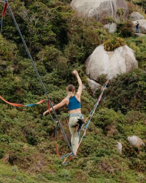 Rafael Bridi Instagram - Um pouco da ação de ontem nesse paraíso que é a Praia do Gravatá

Os momentos de prática de Highline junto aos amigos imerso na natureza não tem igual. O dia de ontem começou cedo, repleto de tons de cinza, passando por um sol tímido entre as nuvens e na sequência um vento forte de nordeste apimentando o caminhar e a dança do equilíbrio

Sempre muito bom caminhar ao lado da minha companheira de vida e aventuras @isadorasd e ainda de quebra receber esses registros irados do @andreippires

E uma aventura a prova de tudo não é completa sem a companhia da @columbiabrasil

#travelstoke #santacatarina #floripa #lonelyplanet #ilhadamagia #exploremore #viajandosc #floripando #viversc #santaebelacatarina #turismonosul #picosdefloripa  #aprovadetudo  #slacklining #slacklife #highline #tasteintravel #roamtheplanet #mytinyatlas #welivetoexplore #doyoutravel #slackliners #slacklinebrasil #balancecommunity #aventureirosdosul