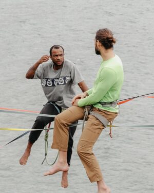 Rafael Bridi Instagram - Um pouco da ação de ontem nesse paraíso que é a Praia do Gravatá

Os momentos de prática de Highline junto aos amigos imerso na natureza não tem igual. O dia de ontem começou cedo, repleto de tons de cinza, passando por um sol tímido entre as nuvens e na sequência um vento forte de nordeste apimentando o caminhar e a dança do equilíbrio

Sempre muito bom caminhar ao lado da minha companheira de vida e aventuras @isadorasd e ainda de quebra receber esses registros irados do @andreippires

E uma aventura a prova de tudo não é completa sem a companhia da @columbiabrasil

#travelstoke #santacatarina #floripa #lonelyplanet #ilhadamagia #exploremore #viajandosc #floripando #viversc #santaebelacatarina #turismonosul #picosdefloripa  #aprovadetudo  #slacklining #slacklife #highline #tasteintravel #roamtheplanet #mytinyatlas #welivetoexplore #doyoutravel #slackliners #slacklinebrasil #balancecommunity #aventureirosdosul