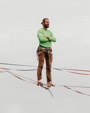 Rafael Bridi Instagram - Um pouco da ação de ontem nesse paraíso que é a Praia do Gravatá

Os momentos de prática de Highline junto aos amigos imerso na natureza não tem igual. O dia de ontem começou cedo, repleto de tons de cinza, passando por um sol tímido entre as nuvens e na sequência um vento forte de nordeste apimentando o caminhar e a dança do equilíbrio

Sempre muito bom caminhar ao lado da minha companheira de vida e aventuras @isadorasd e ainda de quebra receber esses registros irados do @andreippires

E uma aventura a prova de tudo não é completa sem a companhia da @columbiabrasil

#travelstoke #santacatarina #floripa #lonelyplanet #ilhadamagia #exploremore #viajandosc #floripando #viversc #santaebelacatarina #turismonosul #picosdefloripa  #aprovadetudo  #slacklining #slacklife #highline #tasteintravel #roamtheplanet #mytinyatlas #welivetoexplore #doyoutravel #slackliners #slacklinebrasil #balancecommunity #aventureirosdosul