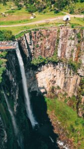 Rafael Bridi Instagram - O universo da aventura está te esperando e fica na Serra Catarinense O @saltodependulo na Cascata do Avencal dentro do Parque Mundo novo já é uma assinatura desta região trazendo aventureiros de todos os cantos do Brasil e turistas de mais de 60 países. Um local com uma beleza incrível e que proporciona turistas, visitantes, moradores locais e apaixonados por aventura experimentar as diversas formas de adrenalina que as alturas dos paredões da serra geral podem proporcionar. Você pode optar pela queda livre, pela pedala nas alturas ou pela tirolesa tradicional. Todas as atividades acontecem neste mesmo local a mais de 100 metros de altura. E ai já escolheu o seu desafio? #serracatarinense #turismonosul #santacatarina #urubici #saltodependulo #soquempulasabe #aventureirosdosul #naturalextremo #cascatadoavencal #descubrasc #exploretocreate #mytinyatlas #mountainculture #adrenaline #serracatarinenseemfotos