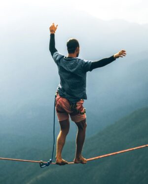 Rafael Bridi Instagram - Hoje conversando com meu amigo @leonevesguimaraes bateu uma nostalgia de uma das conquistas que mais me motivaram e apimentaram meus sonhos como atleta de Highline.

Foi a conquista do recorde brasileiro de Highline no Parque Nacional do Itatiaia no ano de 2014. Além da história e das características deste Highline em ancoragem natural foi a primeira travessia com 100 metros ou mais de distância. 

Foram dias intensos de verão mas de frio intenso, afinal o maciço das Prateleiras com seus 2539 metros de altitude transformam qualquer dia de verão e um clima de inverno. Combinada a estas características climáticas e formando a equipe da missão estavam junto meus grandes amigos e parceiros das missões dos anos que estavam por vir @vinicius_slacksmile @gabrielaglio e @allanp1nheiro com os registros e fotos do @germanoviegas

E como o sentimento de nostalgia é combustível eu fiquei aqui pensando se esse lugar especial não merecia uma missão de retorno e quem sabe da repetição destas travessias e de uma via ainda maior. O que vocês acham?

#slackline  #optoutside #discoverearth #earthfocus #PNI #riodejaneiro #drone #trilhandolitoral #errejota #roam #rj #artofvisuals #trilheirasdobrasil #paraisoradicalrj #slacklining #folkscenery #theoutbound #welivetoexplore #mytinyatlas #thegreatoutdoors #voyaged #droneoftheday #balancecommunity #021 #trilhandotrilhas #highlining