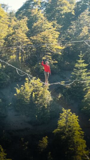 Rafael Bridi Instagram - Último dia de Highline do ano de 2023 foi nesse estilo

Finalizei o ano com um sessão muito boa de freestyle no setor de Highline da @araucalinea no Chile com o incrível vulcão Vila Rica (Rucapillan nome dado pelos povos originários da região) logo ali do lado

Foi um ano que eu não consegui praticar e evoluir muito no flow e nas manobras de freestyle. Mas as linhas paralelas montadas com as fitas Paradigma da @balancecommunity ajudaram a me reencontrar com o flow e colocar no pé, como costumamos dizer, manobras que eu já pratico a um bom tempo e algumas novas

Eu estou bastante motivado para treinar mais e evoluir nessa disciplina neste início de 2024 e assim contribuir com a comunidade Brasileira. Quero ajudar no acesso aos equipamentos, quanto também na melhoria técnica e segurança nas montagens e conhecimentos específicos para a maior evolução possível do freestyle Brasileiro.

Essa edição são alguns das poucas manobras que eu acertei nas quase duas horas na fita neste dia com condições perfeitas.

E pro pessoal do freestyle, quais os objetivos de vocês para este novo ano?

#slackline #highlining #balancecommunity #chile #chiletravel #outdoorlife #freestylehighline #acrobatics #adventureculture #columbiabrasil #southamerica #travelstoke #training #frontflip #rucapillan #vilarica #volcano
