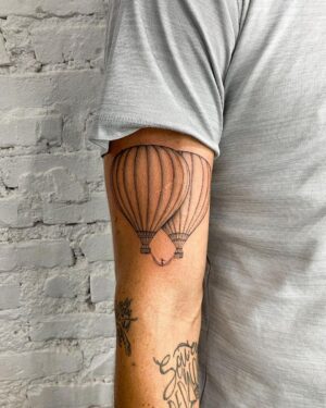 Rafael Bridi Instagram - Quando a foto é tão bonita e emblemática que ela sai da memória e se transforma em tatuagem.

Essa imagem icônica agora também está marcada na minha pele como uma memória viva e absoluta. A arte foi feita pelo meu irmão e grande artista @lucasmilk que com sua característica de fine line conseguiu transferir até a minha postura característica andando no Highline para a Tatuagem

E ai o que acharam? Outra curiosidade é que as tatuagens desse braço são de projetos de Highline, momentos significativos e aventuras da vida. Vocês querem que alguma em específico vá pra pele? Aceito sugestões

#balancecommunity #aktionpaz #santacatarina #slackline #highlining #optoutside #roam #turismonosul #exploremore #earthfocus #exploretocreate #balancecommunity #jb3 #praiagrande #folkscenery #socality #slacklining #travelstoke #slackliner #highlife #tattoo #tripmundao