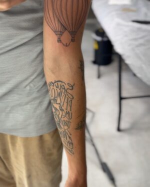 Rafael Bridi Instagram - Quando a foto é tão bonita e emblemática que ela sai da memória e se transforma em tatuagem.

Essa imagem icônica agora também está marcada na minha pele como uma memória viva e absoluta. A arte foi feita pelo meu irmão e grande artista @lucasmilk que com sua característica de fine line conseguiu transferir até a minha postura característica andando no Highline para a Tatuagem

E ai o que acharam? Outra curiosidade é que as tatuagens desse braço são de projetos de Highline, momentos significativos e aventuras da vida. Vocês querem que alguma em específico vá pra pele? Aceito sugestões

#balancecommunity #aktionpaz #santacatarina #slackline #highlining #optoutside #roam #turismonosul #exploremore #earthfocus #exploretocreate #balancecommunity #jb3 #praiagrande #folkscenery #socality #slacklining #travelstoke #slackliner #highlife #tattoo #tripmundao